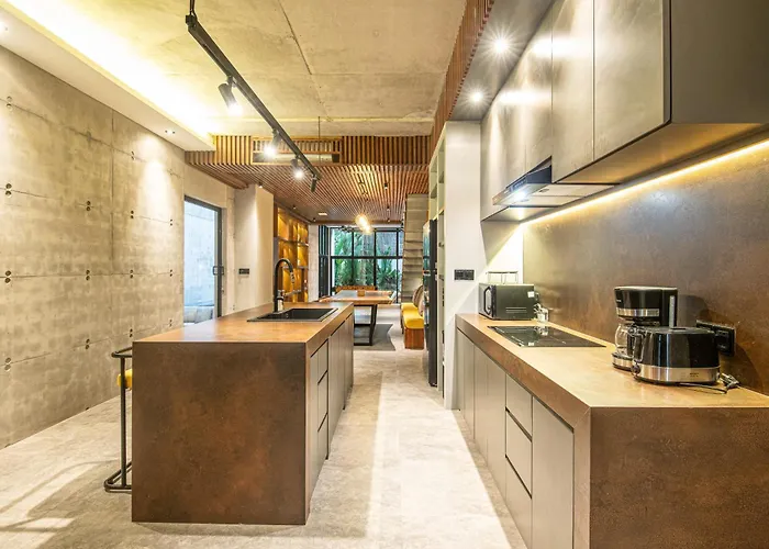 Modern 4 Bedroom Heart Of 8mins To Canggu (Bali)